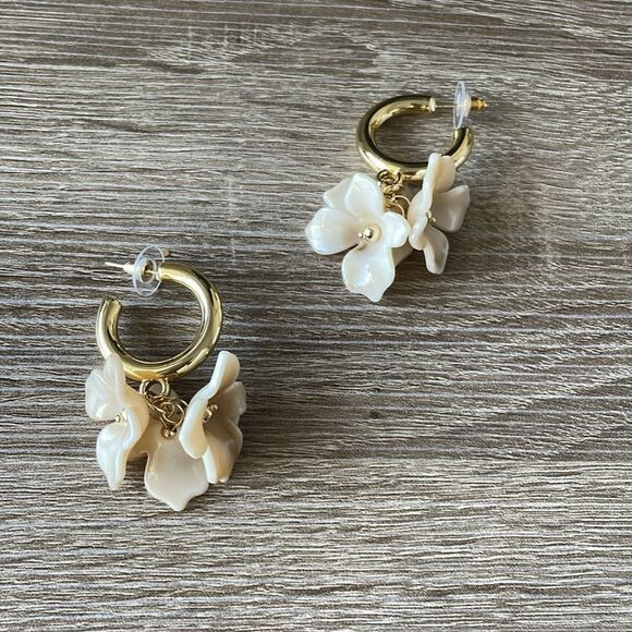 Elegant Gold Floral Earrings N1054 - Picture 3 of 4
